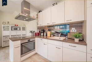 KĂŒhlschrank, Mikrowelle, Ofen, Herdplatte