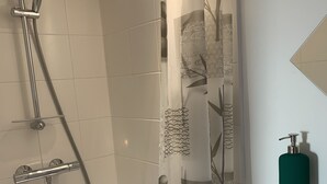 A bathroom with a shower, a toilet, and a sink. - Simply Pinoche Room Proche Plage (Saint-Malo)