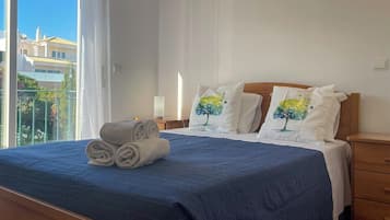 3 chambres, fer et planche à repasser, Wi-Fi gratuit, draps fournis