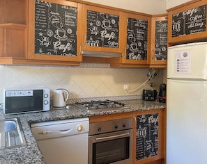 Geladeira, micro-ondas, fogão, lava-louças