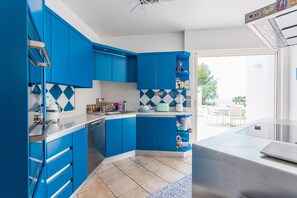 Fridge, microwave, oven, dishwasher - VILLA NICE-GAIRAUT VI4230 BY RIVIERA HOLIDAY HOMES (Niza)