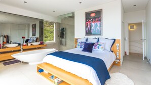 A modern bedroom with a large bed, a bathtub, and a large mirror. - VILLA NICE-GAIRAUT VI4230 BY RIVIERA HOLIDAY HOMES (Niza)