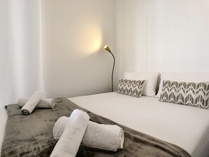 Iron/ironing board - N&J - BERLIOZ PATIO - Central - Residential area - Patio 20m² (Niza)