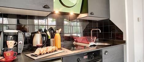 Fridge, microwave, oven, coffee/tea maker