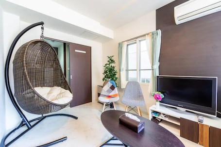 Apartment, Non Smoking | Living area | Flat-screen TV. Green