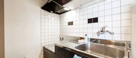 Appartement, non-fumeurs | Coin cuisine privé | Réfrigérateur, micro-ondes, plaque de cuisson, bouilloire électrique