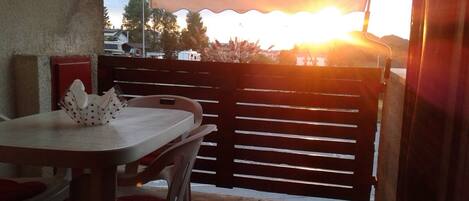 تناول الطعام بالخارج