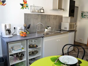 Geladeira, micro-ondas, cafeteira/chaleira, torradeira