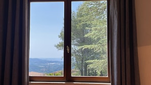 A window with a view of a mountainous landscape and trees. - An oasis of peace and quite with sea view on Cannes bay (Peymeinade)