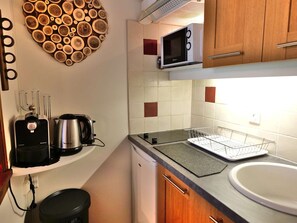 Kylskåp, mikrovågsugn, ugn och kaffe- och tebryggare