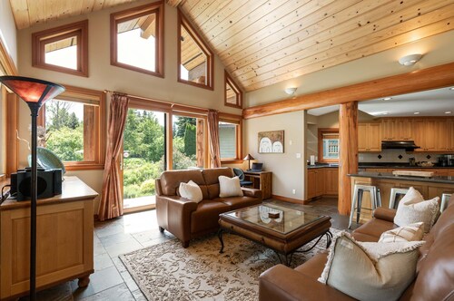 ❄︎Emerald Chalet❄︎ 5 BR Chalet with Hot Tub & BBQ, First Hole of Golf Course