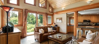 ❄︎Emerald Chalet❄︎ 5 BR Chalet with Hot Tub & BBQ, First Hole of Golf Course