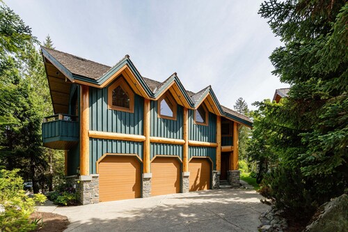 ❄︎Emerald Chalet❄︎ 5 BR Chalet with Hot Tub & BBQ, First Hole of Golf Course