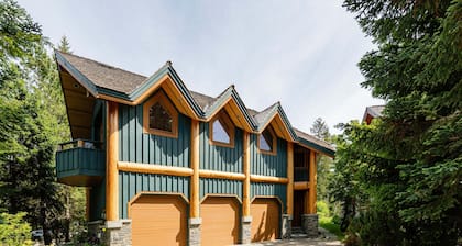 ❄︎Emerald Chalet❄︎ 5 BR Chalet with Hot Tub & BBQ, First Hole of Golf Course