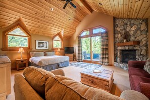 5 bedrooms, iron/ironing board, WiFi, bed sheets - ❄︎Emerald Chalet❄︎ 5 BR Chalet with Hot Tub & BBQ, First Hole of Golf Course (Whistler)