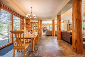 Dining - ❄︎Emerald Chalet❄︎ 5 BR Chalet with Hot Tub & BBQ, First Hole of Golf Course (Whistler)