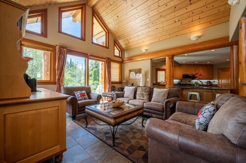 ❄︎Emerald Chalet❄︎ 5 BR Chalet with Hot Tub & BBQ, First Hole of Golf Course