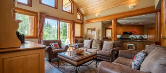 ❄︎Emerald Chalet❄︎ 5 BR Chalet with Hot Tub & BBQ, First Hole of Golf Course