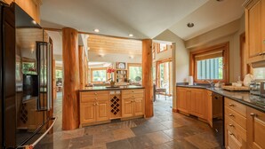 Una cocina amplia con armarios de madera, una isla central y un refrigerador grande.