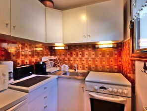 Fridge, microwave, oven, coffee/tea maker