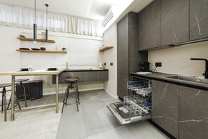 Fridge, microwave, stovetop, dishwasher