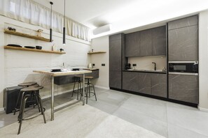 Refrigerador, microondas, parrilla de estufa y lavavajillas 