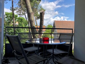 تناول الطعام بالخارج