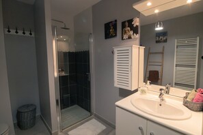 Séchoir à cheveux, serviettes fournies