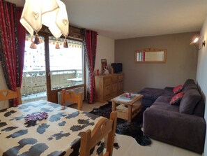 Interior - Modern 2BR + Mountain Alcove, 43m², Garage - Sleeps 6, Near Ski Slopes and Shops (Le Grand-Bornand)