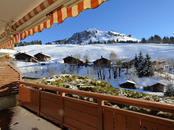 Property grounds - Modern 2BR + Mountain Alcove, 43m², Garage - Sleeps 6, Near Ski Slopes and Shops (Le Grand-Bornand)