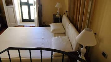 1 bedroom, bed sheets