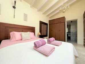 4 bedrooms, iron/ironing board, free WiFi, bed sheets
