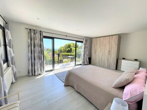 4 habitaciones, tabla de planchar con plancha y wifi gratis 