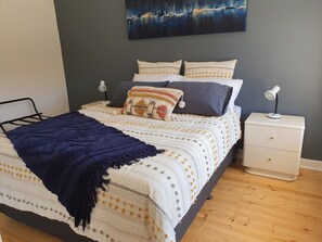 2 chambres, fer et planche à repasser, lit de bébé portatif