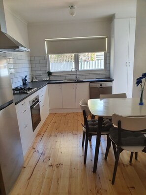 Jääkaappi, mikroaaltouuni, uuni, liesi