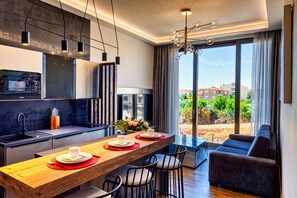 Frigorífico, microondas, placa de cocina y cafetera o tetera