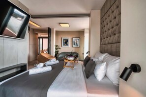 Ático superior, 1 habitación, bañera de hidromasaje, vistas al mar | Ropa de cama de alta calidad, colchones viscoelásticos, caja fuerte