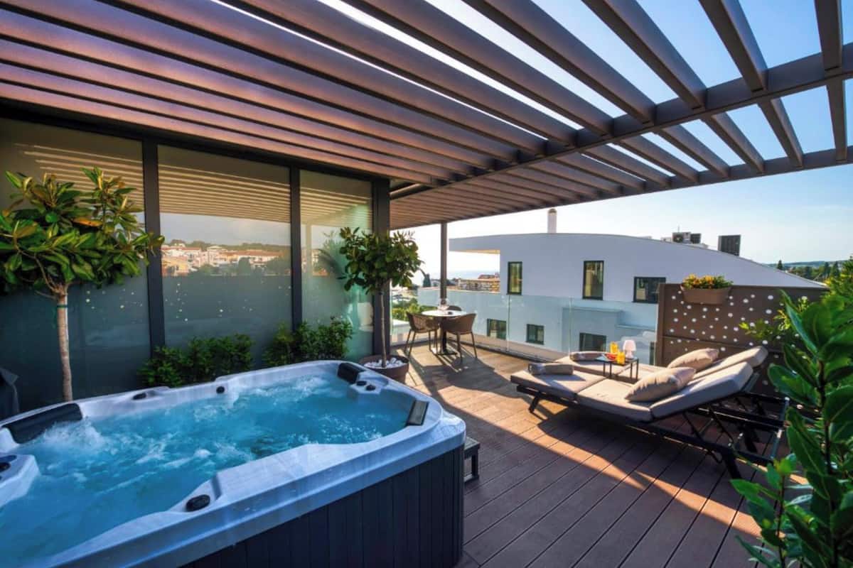 Attico Superior, 1 camera da letto, idromassaggio, vista mare | Vasca idromassaggio privata
