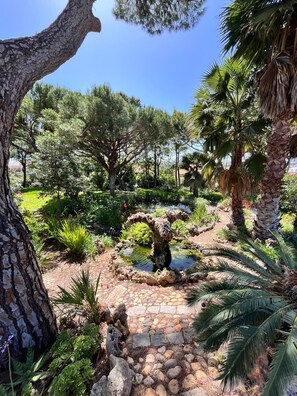 Property grounds - Moradia em propriedade de 5000m, com piscinas. Praia a 1 km. (Quarteira)