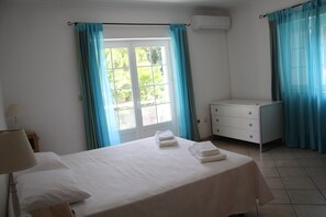 3 camere, una scrivania, ferro/asse da stiro, culla da viaggio