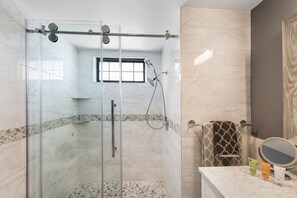Douche, sĂšche-cheveux, serviettes fournies, savon