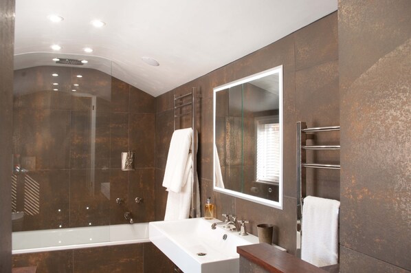 Ensemble douche/baignoire, sèche-cheveux, serviettes fournies, savon