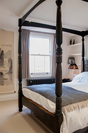 3 habitaciones, escritorio y tabla de planchar con plancha 