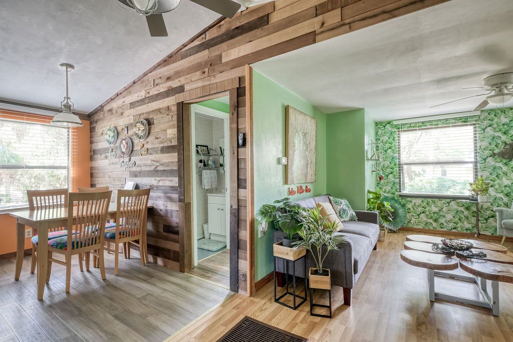 Télévision, lecteur de DVD, livres, vidéothèque