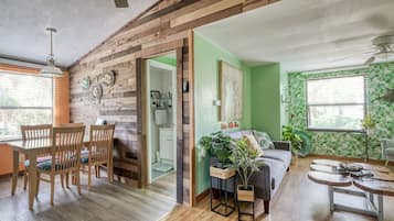 Tv, dvd-afspiller, bøger, videobibliotek