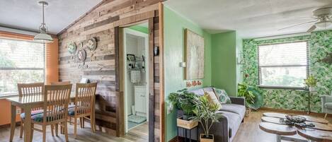 Télévision, lecteur de DVD, livres, vidéothèque