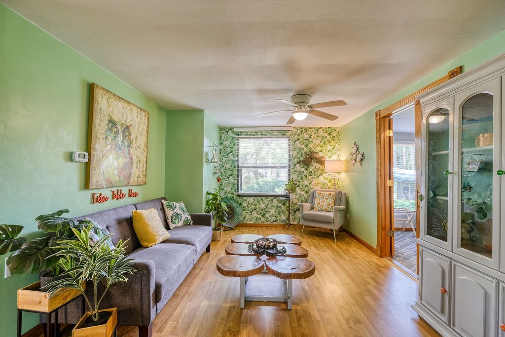 Tv, dvd-afspiller, bøger, videobibliotek