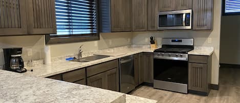 Réfrigérateur, four à micro-ondes, un four, surface de cuisson