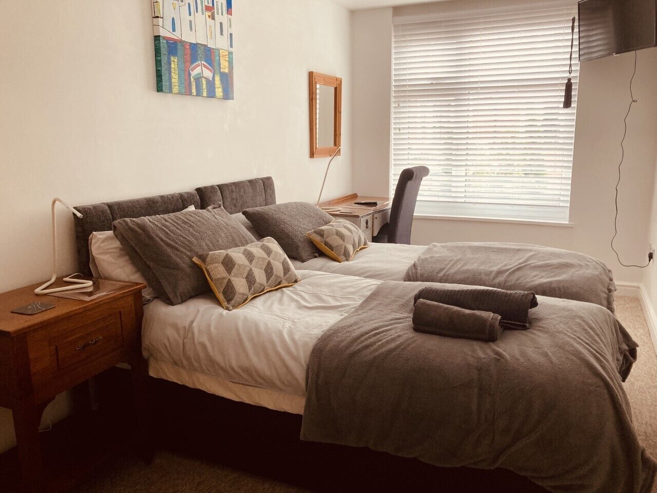 5 bedrooms, desk, iron/ironing board, travel cot