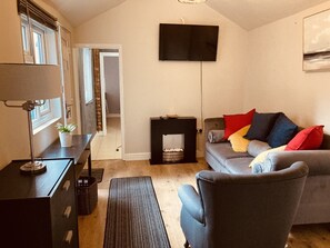 Een smart-tv, een open haard en een dvd-speler